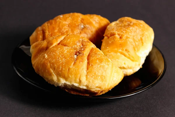 Tre Hemmagjorda Croissanter Ett Svart Tefat Närbild Selektivt Skott — Stockfoto