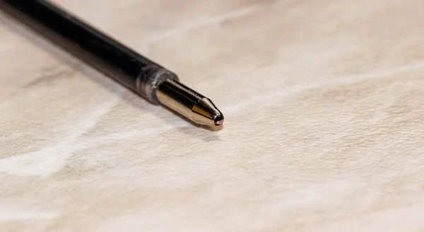 テーブルの上に横たわるボールペン棒のマクロ写真 マクロ 選択的ショット 水平フレーム — ストック写真