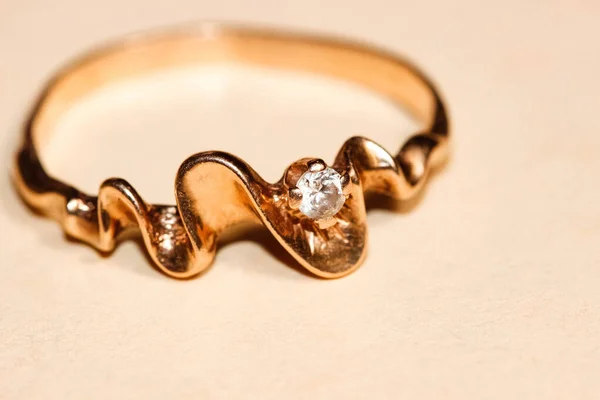 Oude Gouden Ring Met Kubieke Zirkonia Close Een Lichte Ondergrond — Stockfoto