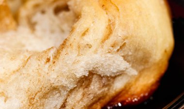 Kırık bir çöreğin hamurunun makro fotoğrafı. Yakın çekim, seçici çekim.