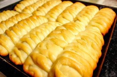 Fırında pişirilmiş fırında pişirilmiş ev yapımı börekler. Ev yapımı kek. Yakın çekim, seçici odaklanma.