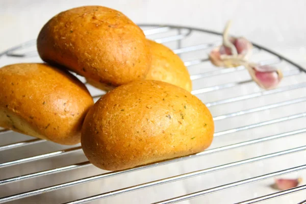 Fräsch Varm Vitlök Bullar Sval Grill Med Vitlök Kryddnejlikor Bakgrunden — Stockfoto