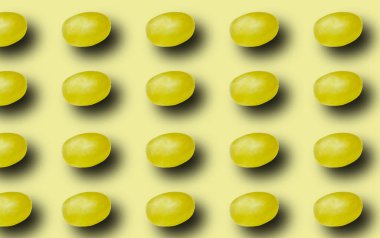 Açık yeşil arka planda gölgesi olan yeşil üzümlü desen. Kalıplar, izler.