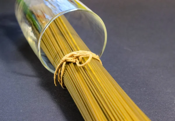 Spaghettis Longs Dans Une Tasse Verre Attachés Avec Ficelle Mise — Photo