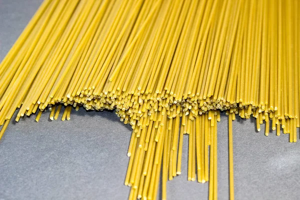 Spaghetti Cru Mince Est Dispersé Sur Fond Sombre Coup Feu — Photo
