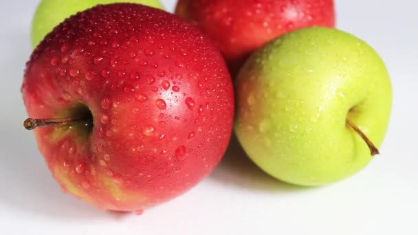 Pommes Vertes Rouges Dans Eau Gouttes Gros Plan Coup Feu — Video