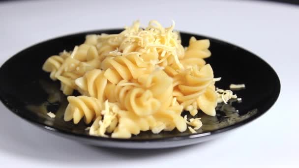 Gekookte Warme Pasta Een Bord Met Gesmolten Kaas Erop Close — Stockvideo