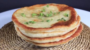 Tabakta bir yığın kızarmış maya tortilla, otlarla serpiştirilmiş. yakın çekim, seçici odak.