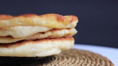 Tabakta bir yığın kızarmış hamur köftesi. Yakın çekim, seçici odaklanma.