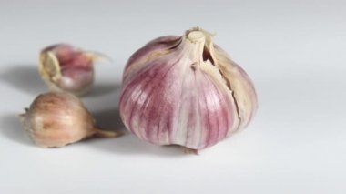 Koca bir baş sarımsak. Ürünler. Seçici odak.