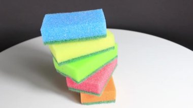 Birkaç farklı renkte ev süngeri. Yakın çekim, seçici odaklanma.