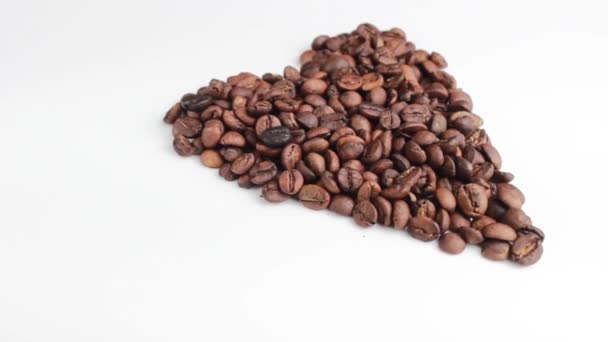 Geroosterde Koffiebonen Gelegd Een Hartvorm Een Witte Achtergrond Selectieve Focus — Stockvideo
