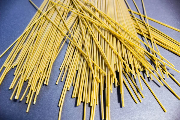 Longs Spaghettis Fins Sont Éparpillés Sur Table Gros Plan — Photo