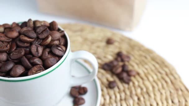 Duftende Geröstete Kaffeebohnen Einer Weißen Tasse Großaufnahme Selektiver Schuss — Stockvideo