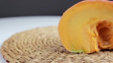 Masada dilimlenmiş çiğ balkabağı. Yakın çekim, seçici odaklanma.