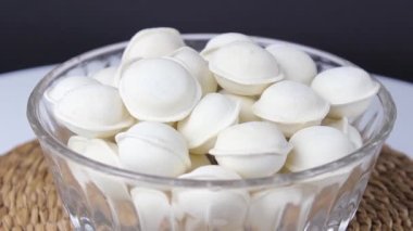 Şeffaf tabakta etli dondurulmuş çiğ hamur köftesi. Yakın plan..