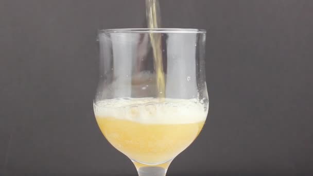 Bevanda Energetica Gassata Viene Versata Bicchiere Trasparente Primo Piano — Video Stock