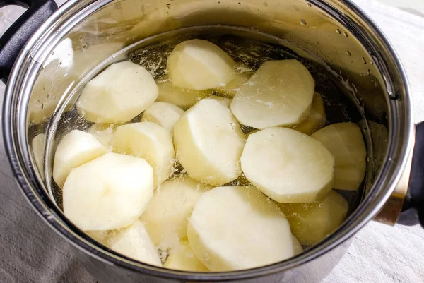 Rauwe Geschilde Aardappelen Een Pot Water Voor Het Koken Close Stockfoto