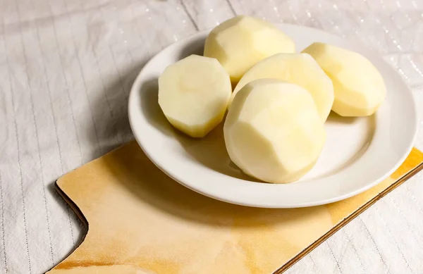 Rohe Geschälte Kartoffeln Auf Einem Teller Und Schneidebrett Draufsicht Natürliches — Stockfoto