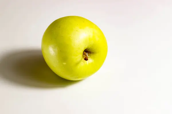Стигле Жовто Зелене Яблуко Білому Тлі Відбитою Тіні Крупним Планом — стокове фото
