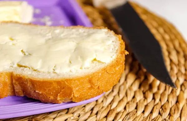 Skär Bit Vitt Bröd Med Smör Smörgås Till Frukost Närbild — Stockfoto