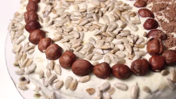 Hembakad Kaka Dekorerad Med Hasselnötter Frön Och Kakao Selektivt Skott — Stockvideo