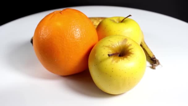 さまざまな果物 オレンジ バナナ リンゴのセット クローズアップ 選択的ショット — ストック動画