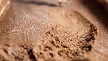 Yakından, bir kaşığın çikolatalı dondurmayı büyük bir kaptan çıkarması. Lezzetli tatlı. Seçici atış.