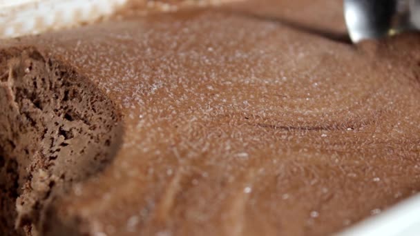 Близько Вгору Ложка Викидає Шоколадне Морозиво Великої Ємності Смачний Десерт — стокове відео