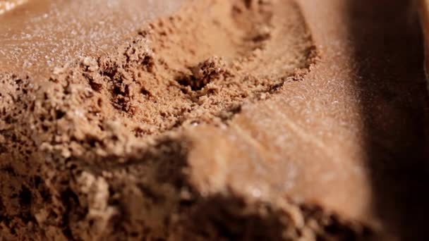Feche Uma Colher Que Escava Sorvete Chocolate Grande Container Deliciosa — Vídeo de Stock