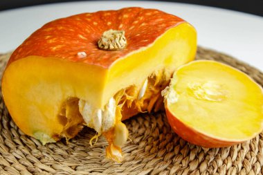 Masada dilimlenmiş çiğ balkabağı. Yakın çekim, seçici odaklanma.