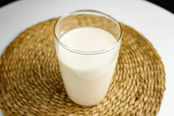 Lait Frais Dans Une Tasse Verre Vue Sur Dessus Gros — Photo