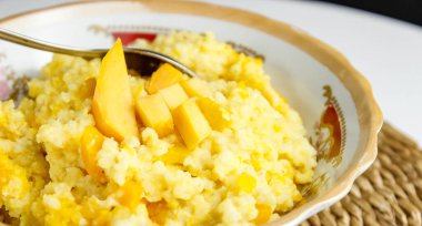 Tabakta darı olan kabak lapası. Yakın çekim, seçici odaklanma.