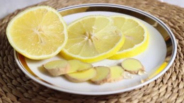 Zencefilli dilimlenmiş limon, üzerine bal dökülüyor. Yakın çekim, seçici çekim.