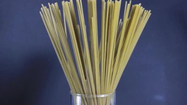 Bir buket vejetaryen yeşil spagetti ve bir bardak ıspanak. Makro. seçici çekim.