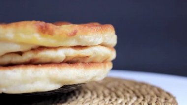 Tabakta bir yığın kızarmış hamur köftesi. Yakın çekim, seçici odaklanma.