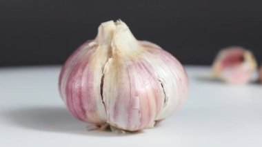 Koca bir baş sarımsak. Ürünler. Seçici odak.