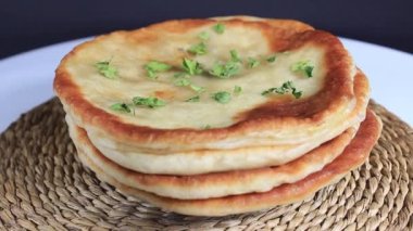 Tabakta bir yığın kızarmış maya tortilla, otlarla serpiştirilmiş. yakın çekim, seçici odak.