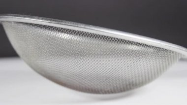 Metal mutfak elek yakın plan. Mutfak malzemeleri. Seçici atış