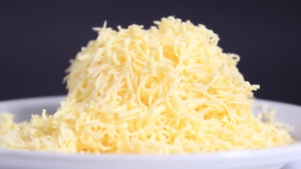 Τριμμένο Σκληρό Τυρί Ένα Ελαφρύ Πιάτο Γκρο Πλαν Επιλεκτική Εστίαση — Αρχείο Βίντεο
