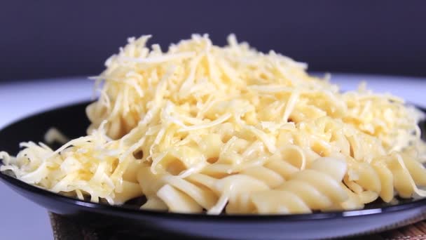 Gekookte Warme Pasta Een Bord Met Gesmolten Kaas Erop Close — Stockvideo