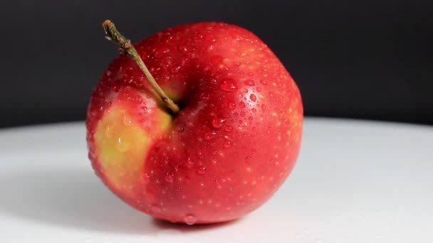 Saftigt Rött Äpple Vatten Droppar Närbild Selektivt Fokus — Stockvideo