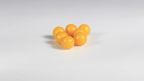 Hafif Arka Planda Birkaç Yuvarlak Sarı Vitamin Yakın Plan — Stok video