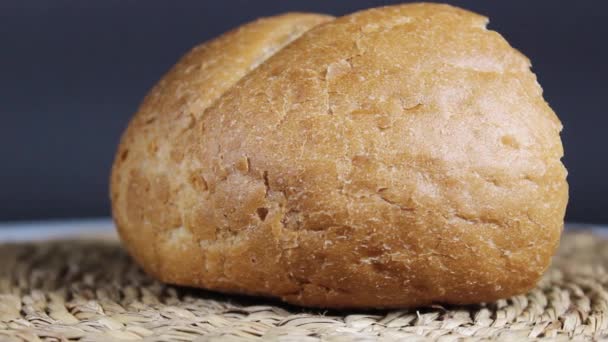 Beyaz Bir Somunun Kenarını Yakın Plan Kes Bir Parça Ekmek — Stok video