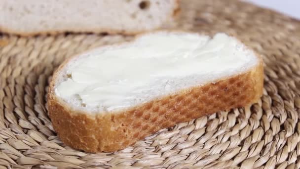 Corta Trozo Pan Blanco Con Mantequilla Sándwich Para Desayuno Primer — Vídeo de stock