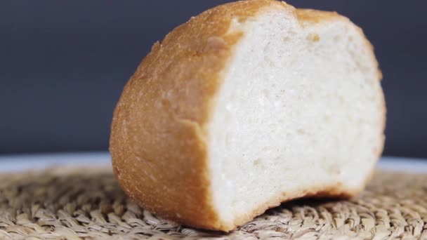 Beyaz Bir Somunun Kenarını Yakın Plan Kes Bir Parça Ekmek — Stok video