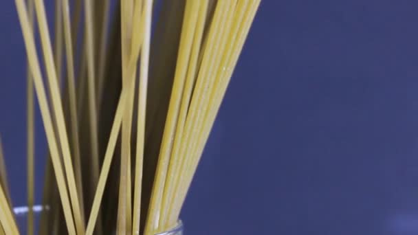 Ein Strauß Vegetarischer Grüner Spaghetti Mit Spinat Glas Makro Selektiver — Stockvideo