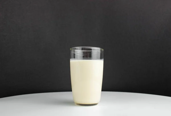 Lait Dans Verre Transparent Sur Fond Noir Blanc Gros Plan — Photo