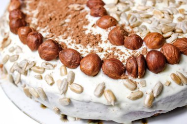 Fındıklı, tohumlu ve kakaolu ev yapımı kek. Seçici çekim, yakın çekim..