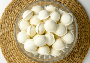 Şeffaf tabakta etli dondurulmuş çiğ hamur köftesi. Yakın plan. Yukarıdan görünüşü.